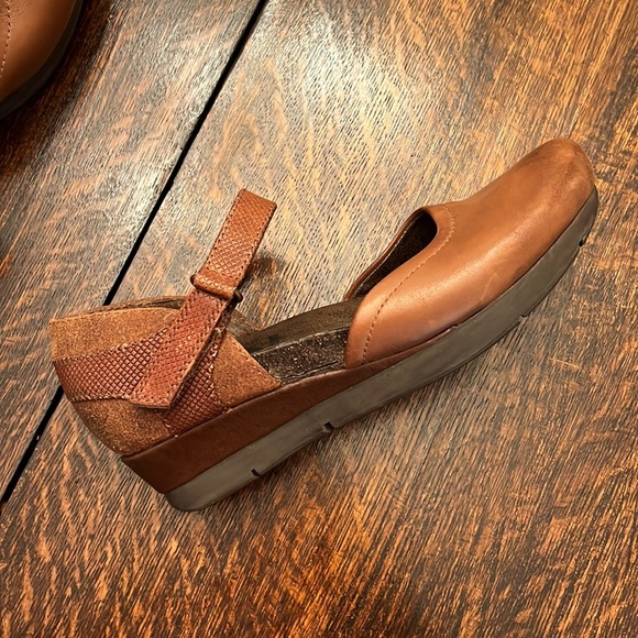OTBT Brown Leather Wedges - Picture 3 of 6